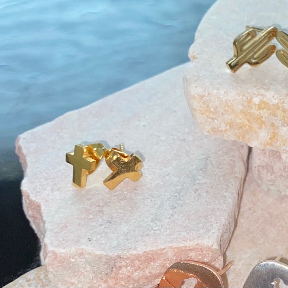 Cross studs